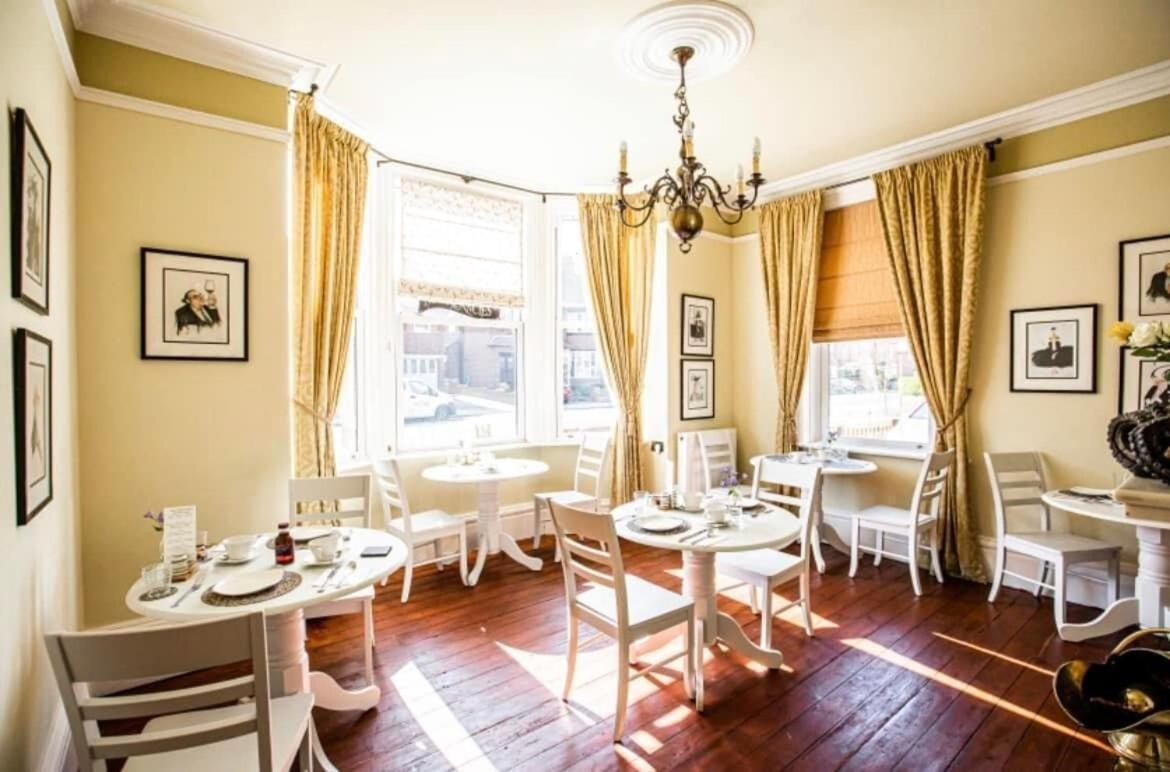 Abbotsleigh Of Whitby B&B 외부 사진